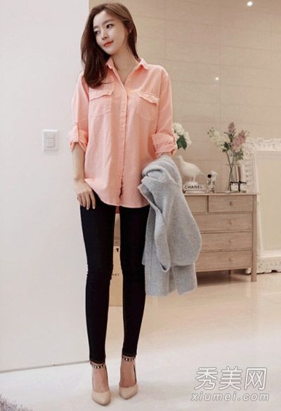 你穿什么样的裤子和打底裤搭配早秋衬衫？