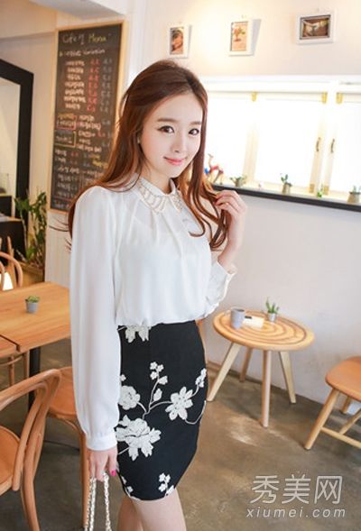 不止一条裙子，一个温柔的模特，还有一件展示初秋的衬衫，清新舒适。