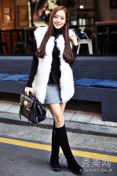 裘皮大衣+裙子+靴子在冬天看起来最好