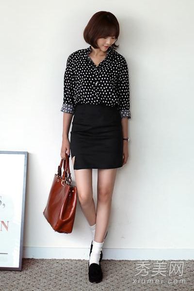 如何将秋季的衬衫与简单的气质搭配起来，让人爱不释手