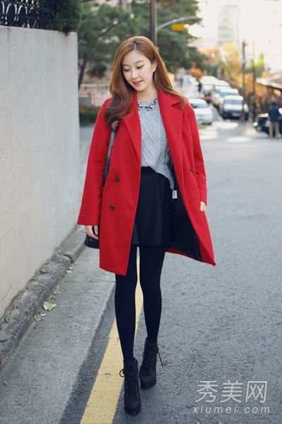 一个短的MM可以让一件九分裤和一条高腰裙子显得很高。