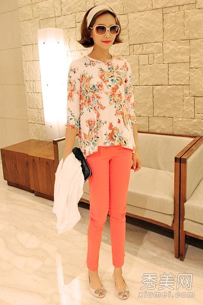 初秋紧身铅笔裤搭配宽松衬衫彰显气质。