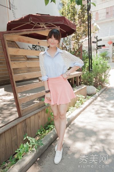 雪纺衬衫+短裙打造初秋甜美高配