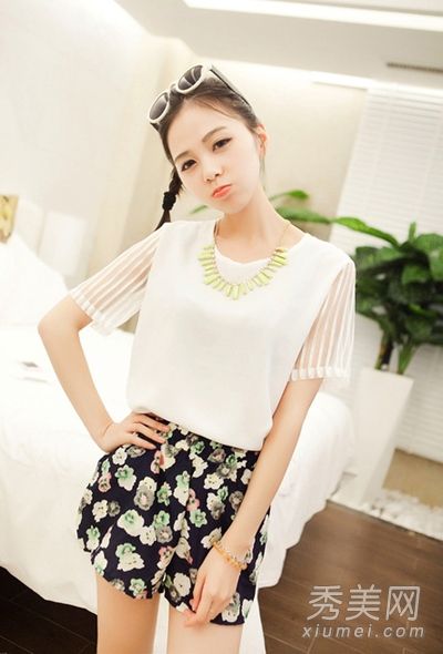 雪纺衬衫+短裤在夏末打造高挑身材
