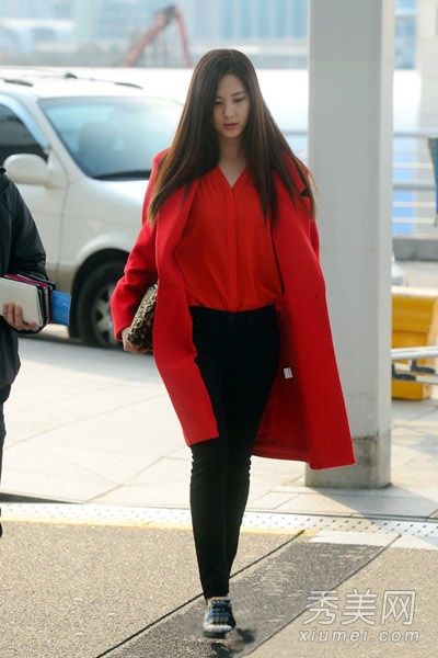 配裙子和裤子的女式大衣都很时髦。