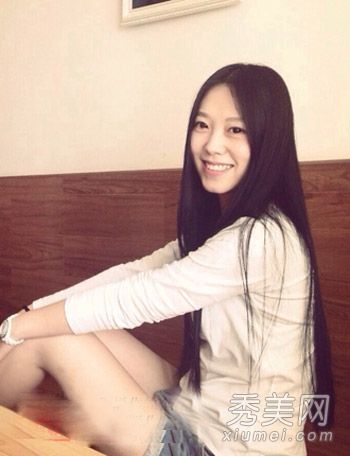 中南大学的女神老师因长头发而受欢迎，结果是一位性感的母亲。