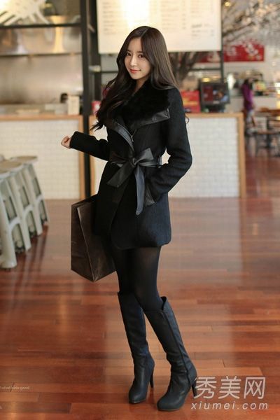 八件韩式大衣搭配靴子，展现出一个轻盈成熟女性的风格。