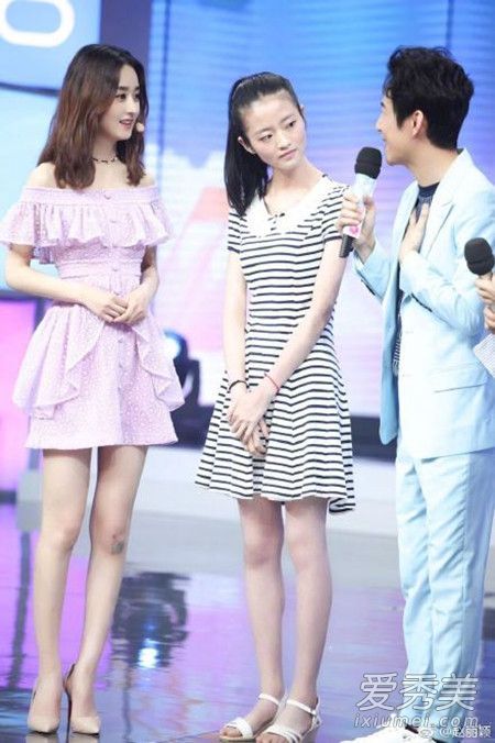 快乐大本营的赵穿着一件齐肩长裙怎么穿好看？