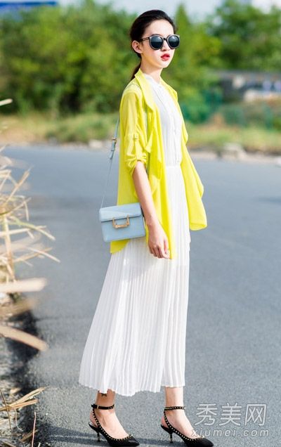 秋天穿着随便,薄外套和裙子是最漂亮的。