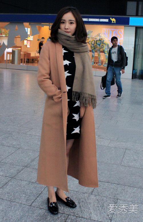 围巾配外套看杨蜜和高圆圆穿什么