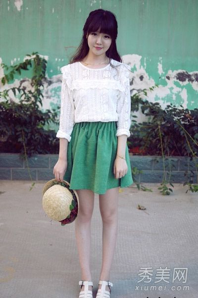 配有裙子和裤子的新秋季衬衫很有吸引力。