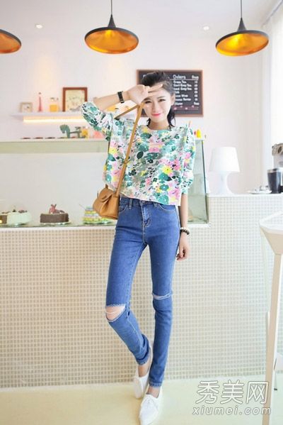 印花上衣搭配牛仔裤看起来又高又瘦又迷人。
