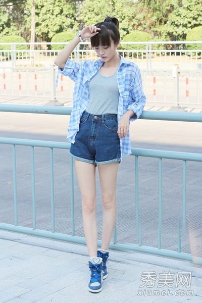 你在不同的季节穿什么衣服？衬衫和短裤既新鲜又漂亮。