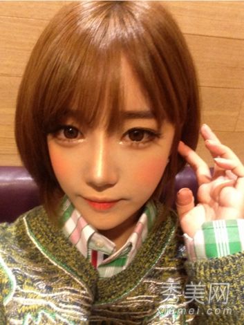 时尚多变的短发让你很容易成为时尚女性。