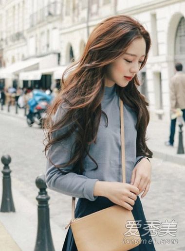 女孩的发型、气质和卷发抓住2015年春天的回报率