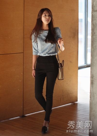 长袖上衣配紧身裤在初秋很流行。