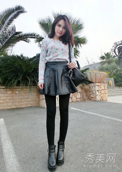 毛衣+伞裙经典内饰也很适合脱外套