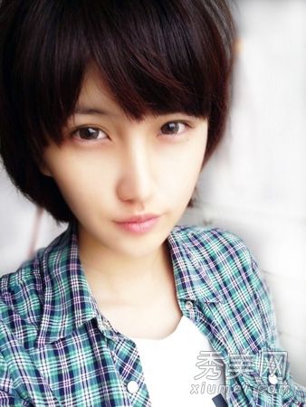 2013年春末,清新的发型又短又甜。