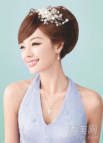 海洋风格在今年夏天非常流行。美丽的海洋风格新娘发型