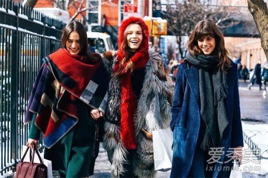 不断变化的围巾只有系好才能保持温度和平衡。