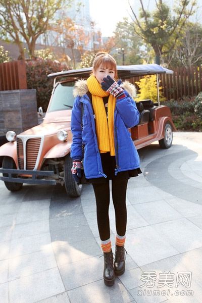 棉袄+裙子+连裤袜展现出高瘦的满痕造型