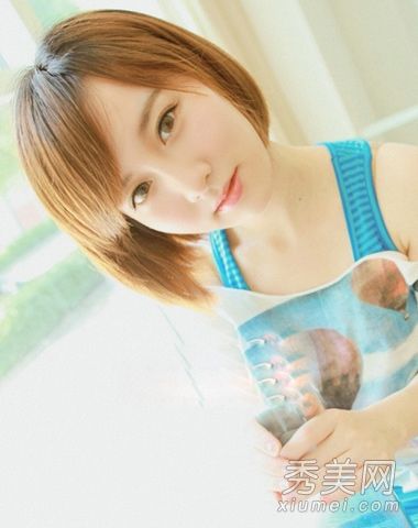 化妆搭配的斜刘海对减肥非常有效。