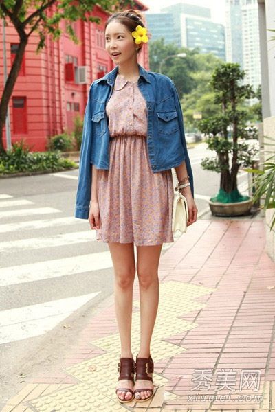 牛仔夹克配连衣裙