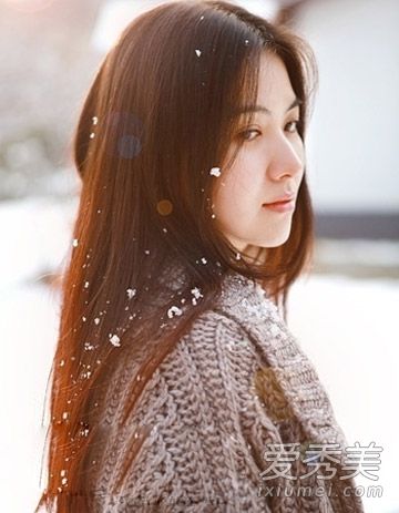 2015年冬季最新长发款式在下雪天看起来更好
