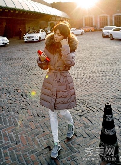 长羽绒服配紧身裤冬季时装