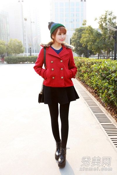 短款羊毛粗花呢大衣,搭配短裙和短mm高