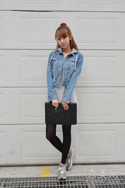 时尚专业人士帮助牛仔外套在秋天穿新鞋
