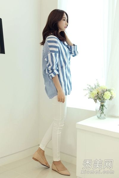 初秋时节，打底裤衬衫超显苗条优雅。