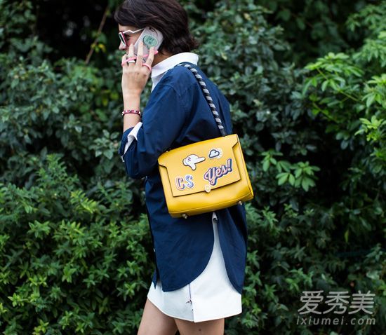 是时候改变包的季节了。2016年春天带来了明亮的包包。