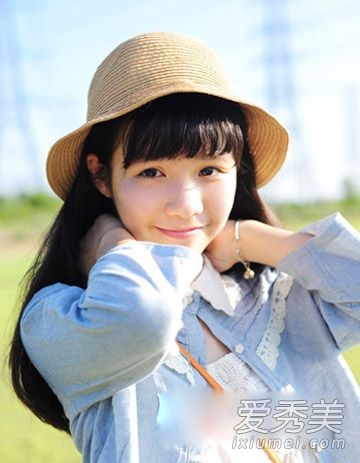 2015年春季流行的发型是纯净的,长发是首选。