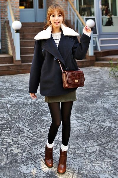 这个矮个子女孩在深冬穿着一件5厘米高的短外套和短裙。