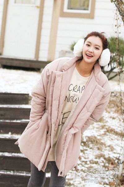 冬季羽绒被搭配背心，简单、温暖、时尚。