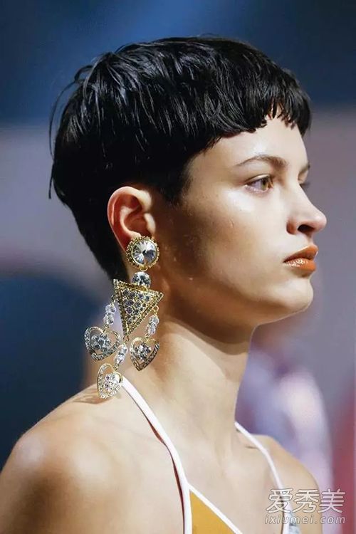 你戴哪种耳环来展示你的脸？你戴哪种耳环来展示你的脸？