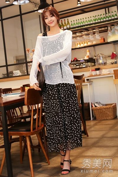 秋天，胖女孩看起来很瘦，穿着宽松的针织衫，气质很好。