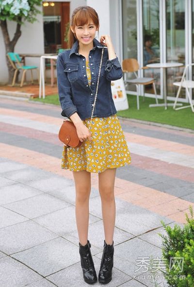 在2013年的秋天，流行搭配牛仔外套+连衣裙来显得更加淑女。