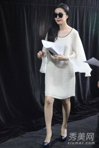 明星展示长袖连衣裙与季节要求的服装