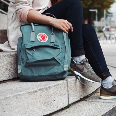 北极狐包是什么等级的?北极狐肩包的真假对比