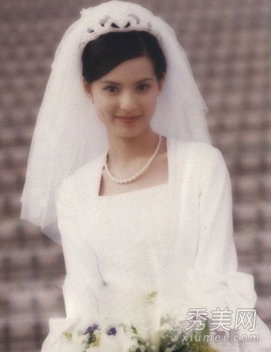 李若彤的早期结婚照展示了甜美动人的短发