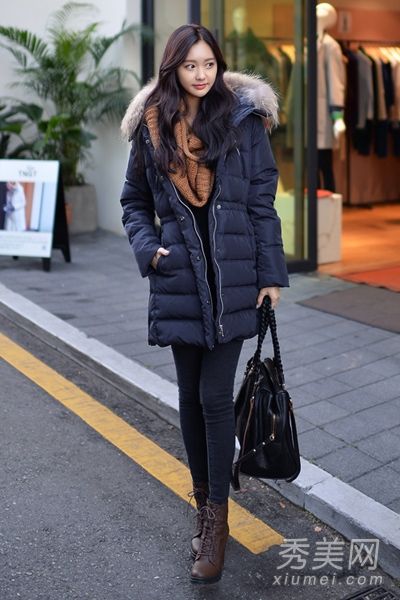 如何穿黑色羽绒服和围巾毛衣来增加魅力