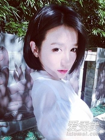 你想要什么样的短发发型?中间的直发令人耳目一新,并能降低年龄。