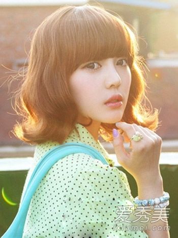 90后MM的最新短发被选择来创造一个时尚和漂亮的新形象。