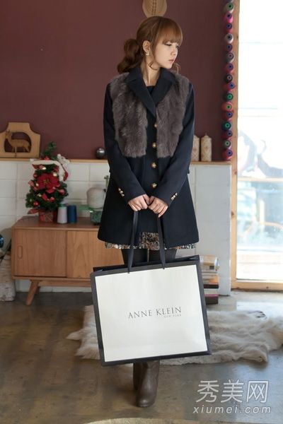 八件时髦的大衣是新穿的，以反映名人的迷人气质。