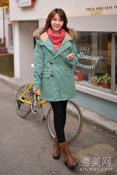 冬季女装保暖时尚，搭配长外套和紧身裤。