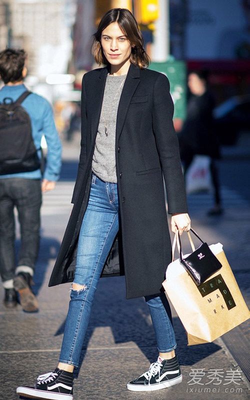 运动鞋是今年冬天最热的。8个时尚偶像教你如何打造它们。