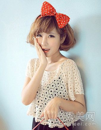 最新流行的短发让你很受欢迎。