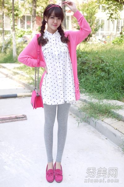 秋天清新美丽，长袖t恤配针织毛衫看起来不错。